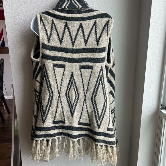 Women’s Aztec western knit fringe sweater vest wrap - Picture 2 of 8